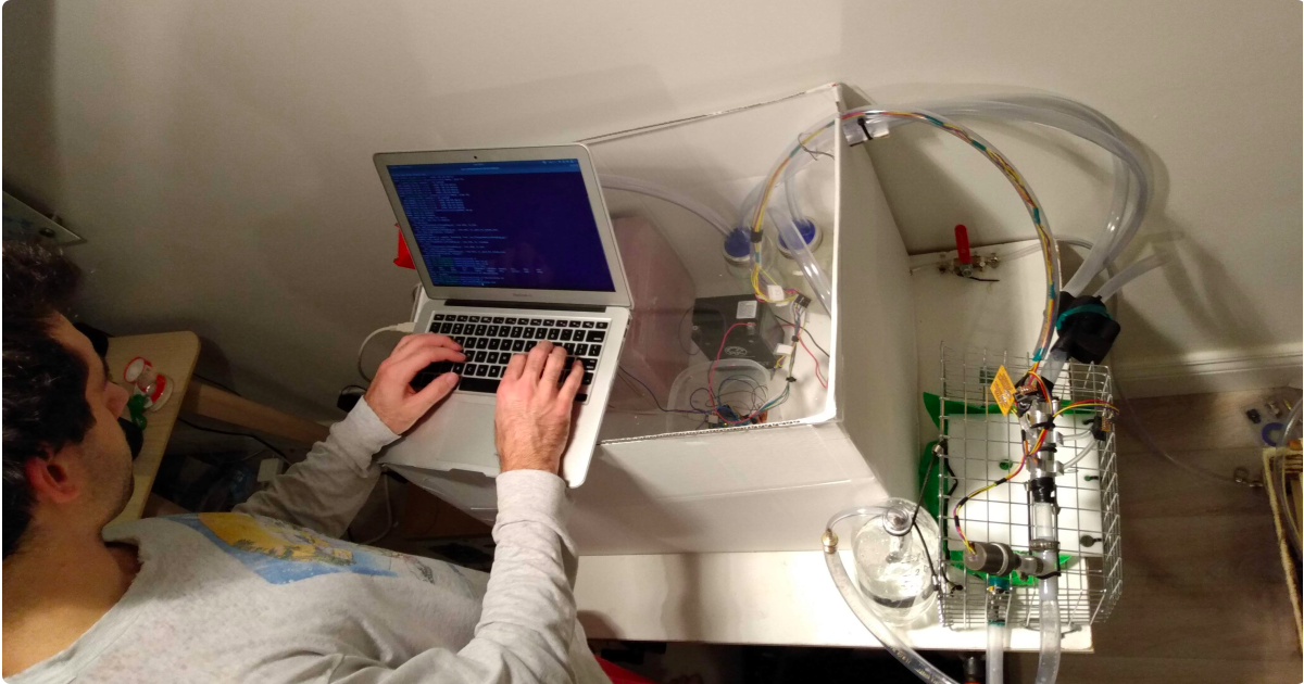 Jean-Romain Roy, étudiant au programme de génie électrique à Polytechnique, met la touche finale au prototype de respirateur artificiel que son équipe soumettra dans quelques heures au Défi Respirateur Code Vie.
